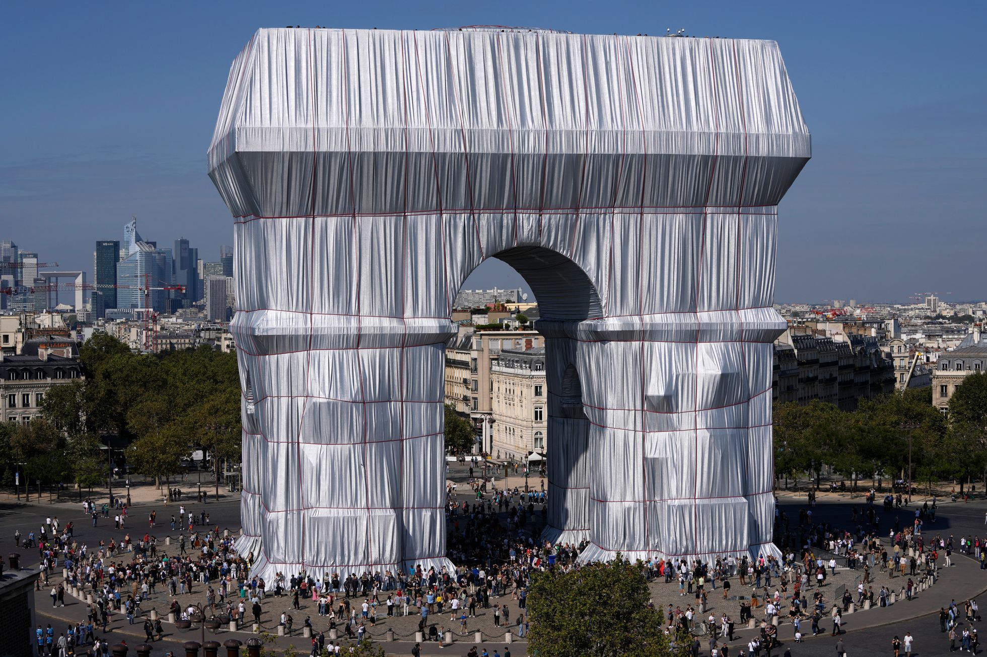 Les Parisiens admirent à nouveau l’Arc de Triomphe.  Il a été nouvellement emballé dans un emballage recyclable