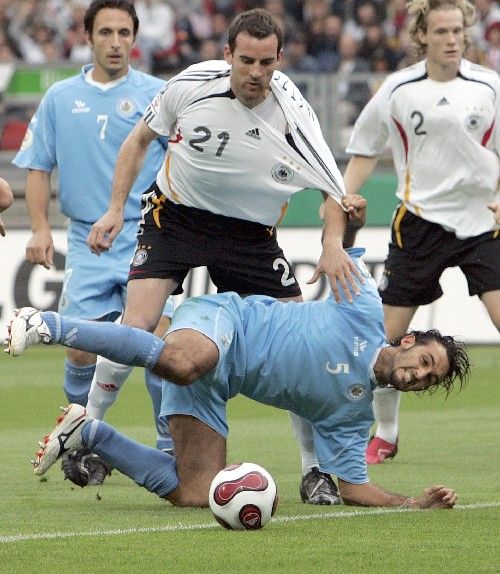 Německý fotbalista Christoph Metzelder (vlevo) v souboji se sanmarinským Alessandro Della Vallem v kvalifikaci o postup na ME 2008. | Foto: Reuters