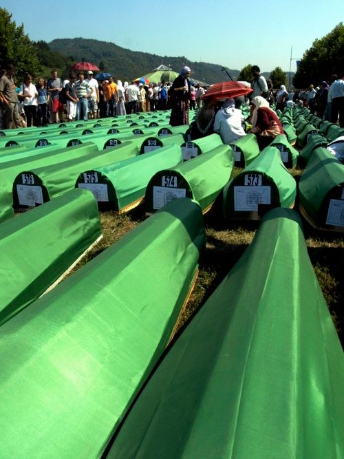 Genocidu zažila Srebrenica před 16 lety. Letos pozůstalí pohřbívají 613 obětí masového vraždění bosenskosrbských vojáků generála Ratka Mladiče. | Foto: Tomáš Rákos