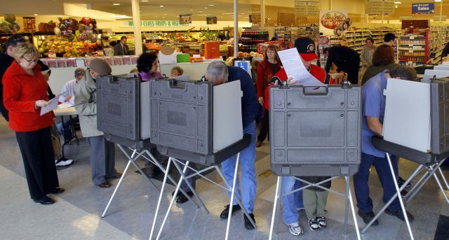 Volby v supermarketu ve Wrocesteru ve státě Massachusetts. | Foto: Reuters