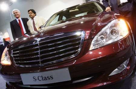 Šéf firmy Daimler Chrysler pro Indii představil nový model Mercedesu S-Class. | Foto: Reuters