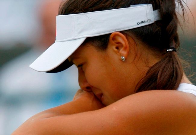 Ana Ivanovičová pláče. Kvůli zranění musel vzdát osmifinále Wimbledonu. | Foto: Reuters