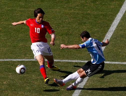 Mascherano a Park Ji Sung | Foto: Sport