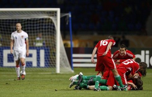 Mate Kiss slaví první branku v síti gólmana Vaclíka | Foto: Sport