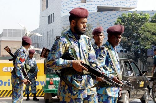 Bangladéšský policista na stráži po bombových útočích. | Foto: Reuters