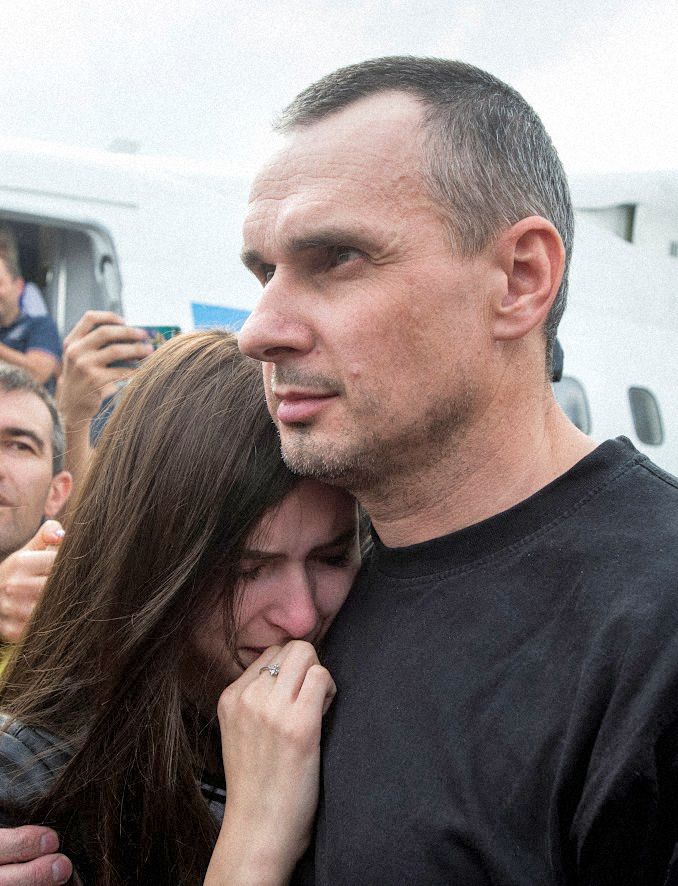 Propuštěný Oleg Sencov na kyjevském letišti Borispol v objetí své dcery Aliny. 7. září 2019. | Foto: Reuters