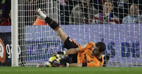 Iker Casillas chytá další příležitost Barcelony | Foto: Sport