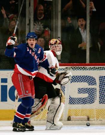 Jaromír Jágr z New Yorku Rangers (vlevo) se raduje z gólu v brance ottawského gólmana Dominika Haška. | Foto: Reuters