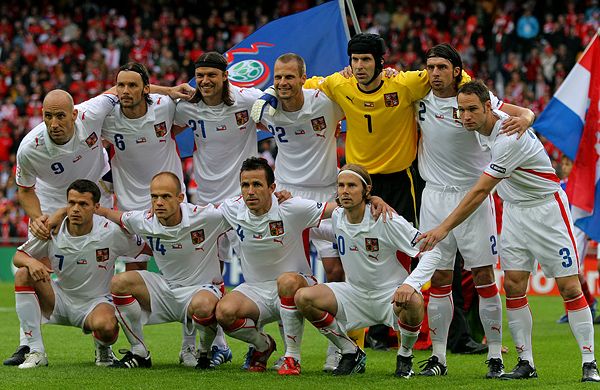 Česká reprezentace nastoupila proti Švýcarsku ve složení: Čech, Grygera, Polák, Galásek, Jankulovski, Sionko, Koller, Jarolím, Plašil, Ujfaluši a Rozehnal. | Foto: Tomáš Adamec, Aktuálně.cz