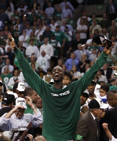 Radosti může podlehnout i Kevin Garnett | Foto: Reuters