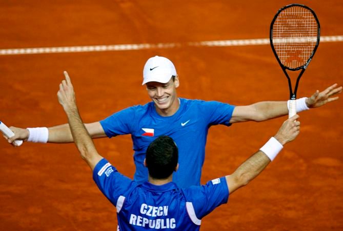 Čeští tenisté Radek Štěpánek a Tomáš Berdych v Chorvatsku slaví postup do finále Davis Cupu | Foto: Reuters