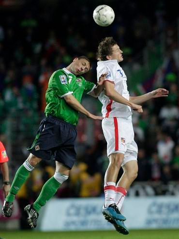 Necid v hlavičkovém souboji | Foto: Reuters