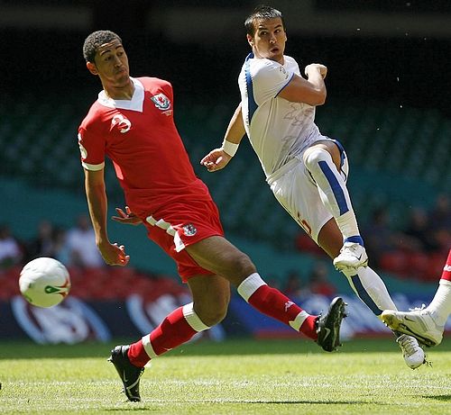 Lewin Nyatanga z Walesu (v červeném) přihlíží střele Milana Baroše. | Foto: Reuters