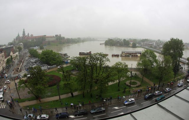 Řeka Wisla v Krakově, v pozadí hrad Wawel. | Foto: Reuters