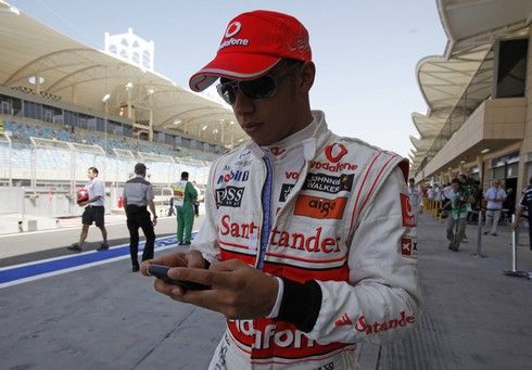 Lewis Hamilton se pak odreagovával po svém | Foto: Sport