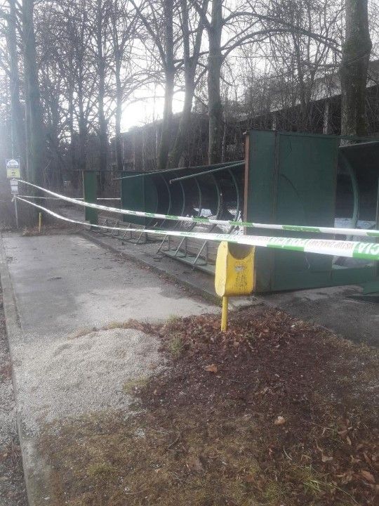 Větrem vyvrácená zastávka na Slovensku. | Foto: Facebook Policie SR