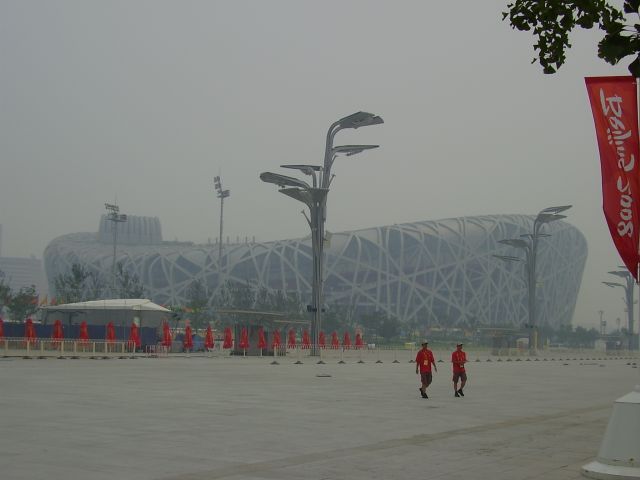 Smogová deka nad Ptačím hnízdem, centrálním olympijským stadionem. | Foto: Martin Novák