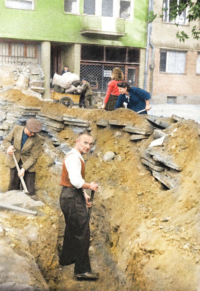 K vojákům Zemské armády se během povstání zapojovali také civilisté, kteří jim pomáhali stavět barikády. | Foto: Colorized by Mikołaj Kaczmarek / Museum of the Warsaw Uprising