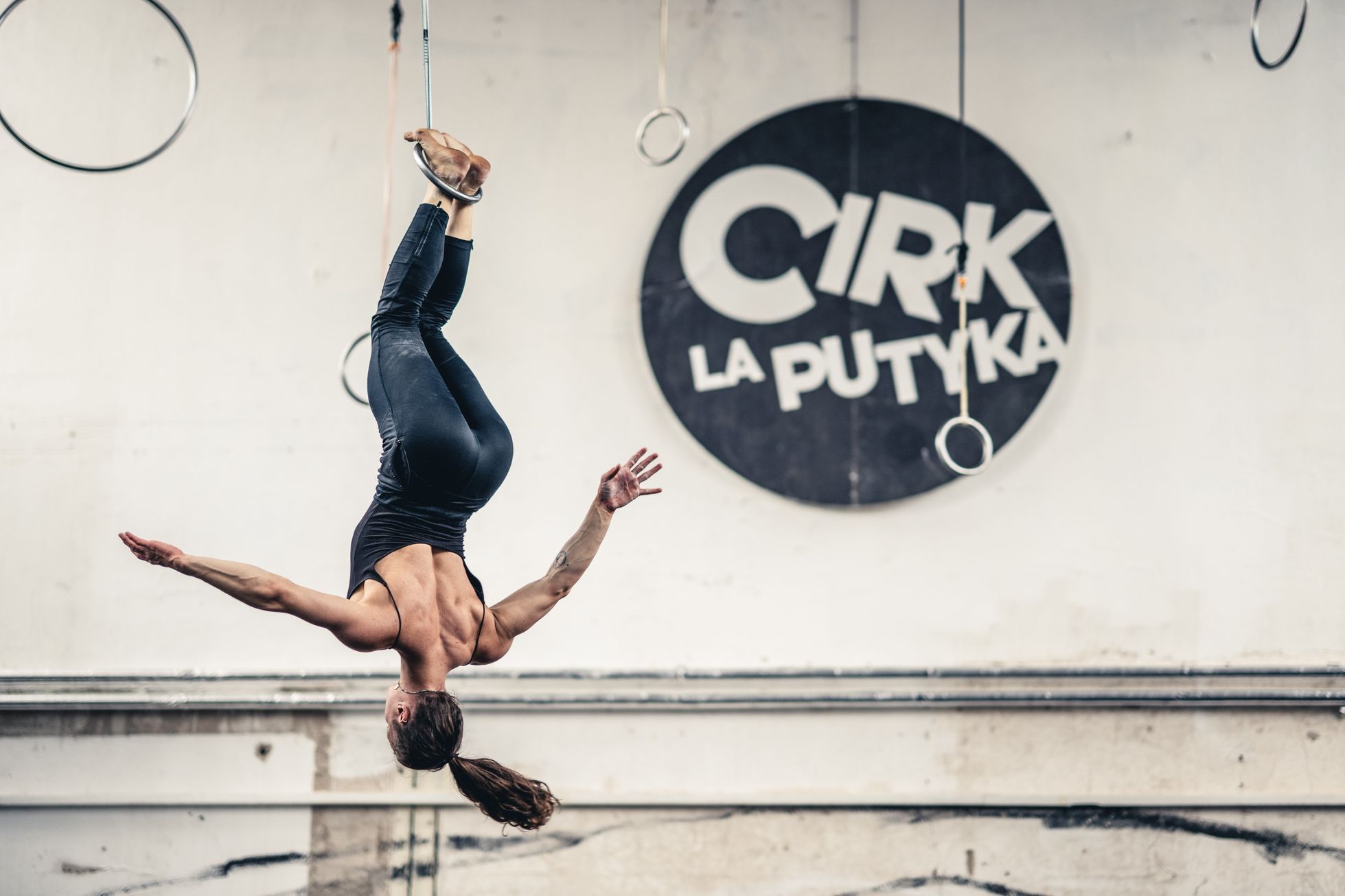 Oštěp na jevišti, pot a slzy při tréninku. La Putyka propojuje sportovce a akrobaty