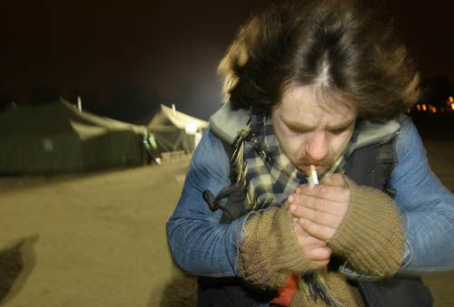 Druhou noc má za sebou stanové městečko pro lidi bez střechy nad hlavou na Letenské pláni. | Foto: Ondřej Besperát, Aktuálně.cz