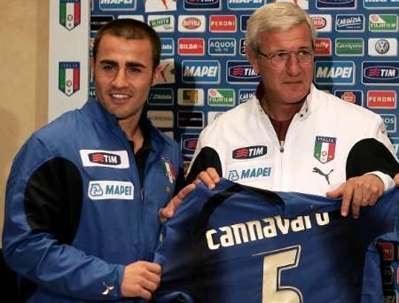 Kouč Marcello Lippi (vpravo) a obránce Fabio Cannavaro představují nový dres Itálie pro fotbalové MS. Italové budou v Německu soupeřem českých hráčů v základní skupině. | Foto: Reuters