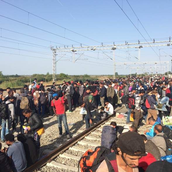 Sobota ráno. Uprchlíci v pohraničních chorvatském městě Tovarnik | Foto: Lukáš Prchal