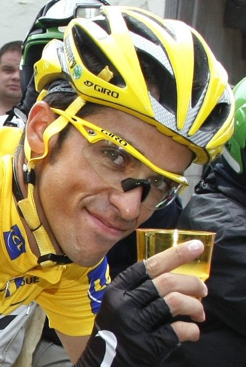 Španělský cyklista Alberto Contador si připíjí šampaňským během poslední etapy Tour de France. | Foto: Reuters