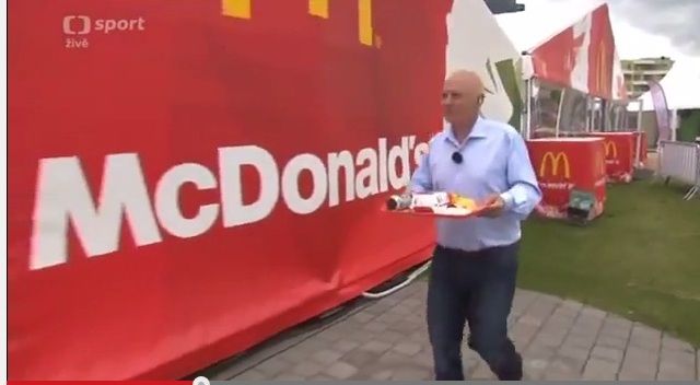 Pavel Richter dělá PP MCDonalds ve studiu ČT | Foto: repro youtube.com