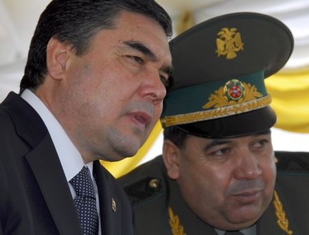 Turkmenský prezident Gurbanguli Berdymuhamedov (vlevo) | Foto: REUTERS/Michael Steen