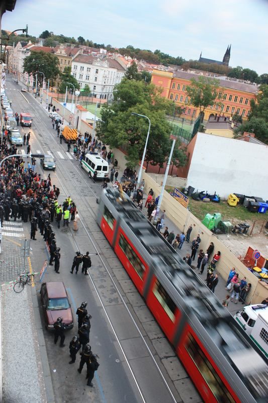 V podvečerních hodinách začaly ulicí Na Slupi opět jezdit tramvaje. Ale jen nakrátko. | Foto: Naďa Straková