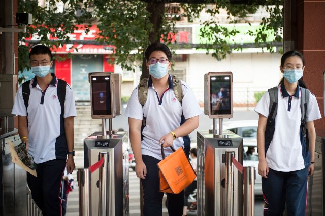 Přestože tři čtvrtiny čínských dětí do školy už nastoupily, na zbytek přišla řada až nyní. Mezi nimi jsou i studenti z čínského Wu-chanu, kde se koronavirus poprvé objevil, píše agentura AP. | Foto: ČTK/AP/Stringer