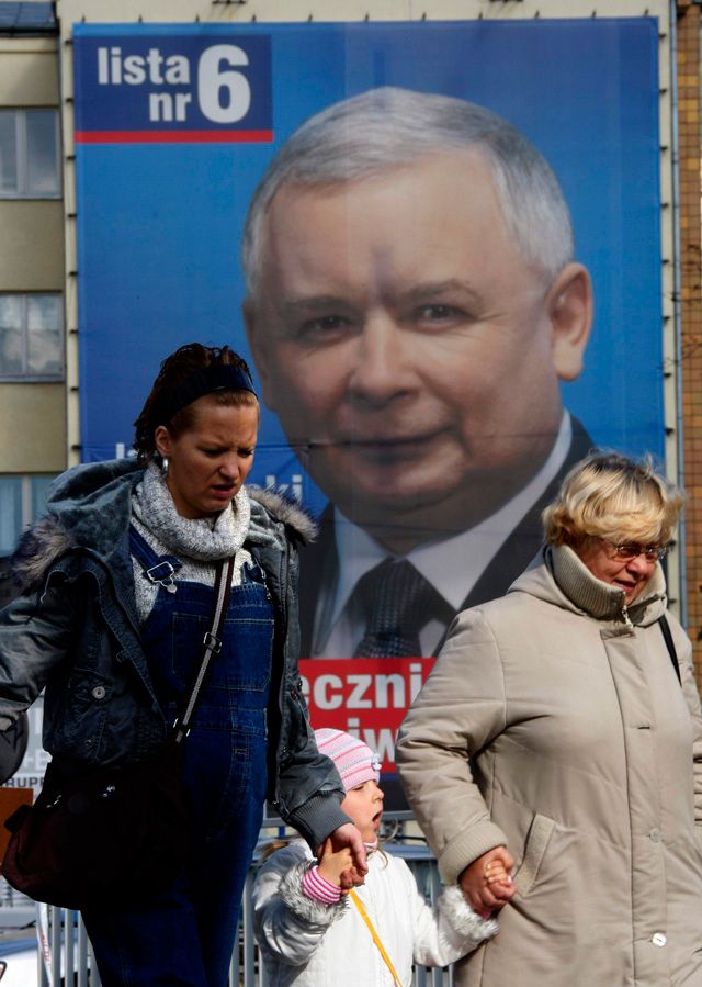 Jaroslav Kaczyňski, šéf strany Právo a spravedlnost, obhlíží potenciální voliče z varšavského paneláku. | Foto: Reuters