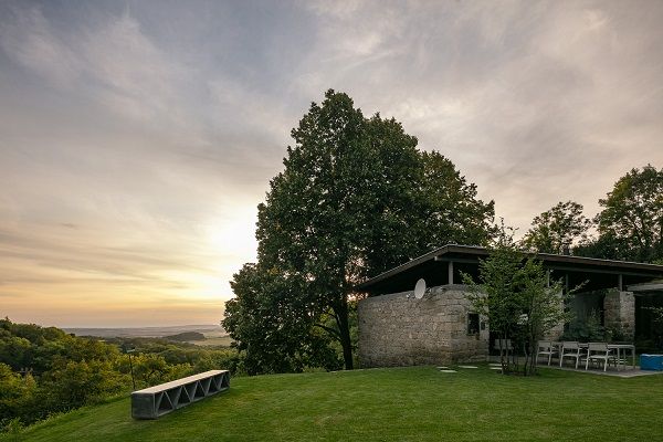 Bývalá stodola z 19. století stála jen kousek od vyhlídky. To, co z ní zbylo, vypadalo před rekonstrukcí jako pískovcové probořené zdi. | Foto: Lukáš Pelech