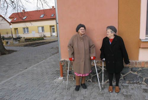 Převážně pro staré lidi, kteří již neměli síly na rekonstrukci vlastního domu, vybudovala obec šest dvojdomků sociálního bydlení. Za peníze evropské unie se podařila také oprava školy (budova vpravo), i když dnes je zavřená - ve vesnici je sice 70 dětí, ale takového věkového složení, že z nich prý třídy nelze vytvořit. | Foto: Ondřej Besperát, Aktuálně.cz