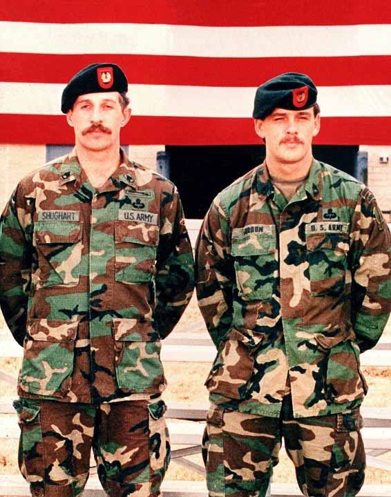 Padlí členové Delta Force Gary Gordon a Randy Shughart. Jejich hrdinství bylo později oceněno nejvyšším vojenským vyznamenáním, Medailí cti. | Foto: U.S. Army / Public domain