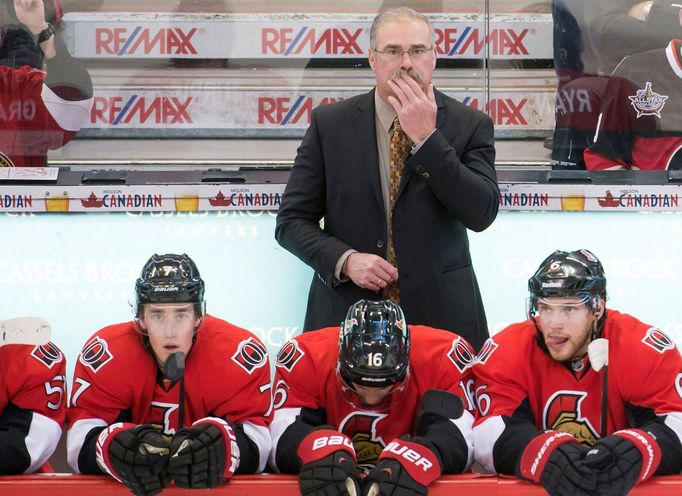 Paul MacLean na střídačce Ottawy Senators