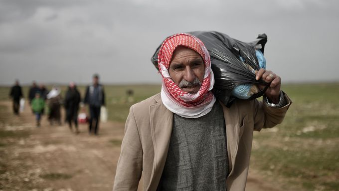 Na ilustračním snímku z roku 2015 jsou syrští uprchlíci mířící k turecké hranici.