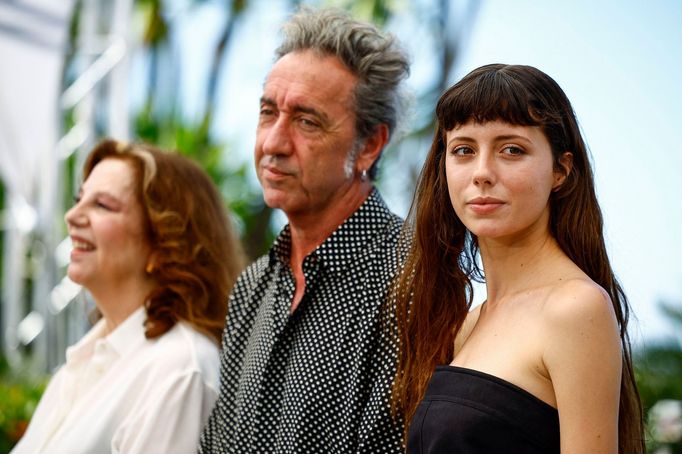 Herečka Stefania Sandrelli, režisér Paolo Sorrentino a představitelka hlavní role Celeste Dalla Porta na festivalu v Cannes.