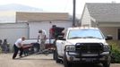 People load up their belongings after fire officials ordered the evacuation of Fairview, Utah as the Wood Hollow fire approaches the town June 26, 2012. More than 500 structures have been threatened by the Wood Hollow fire, forcing up to 1,500 people from homes. REUTERS/George Frey (UNITED STATES - Tags: ENVIRONMENT DISASTER) Published: Čer. 27, 2012, 12:12 dop.