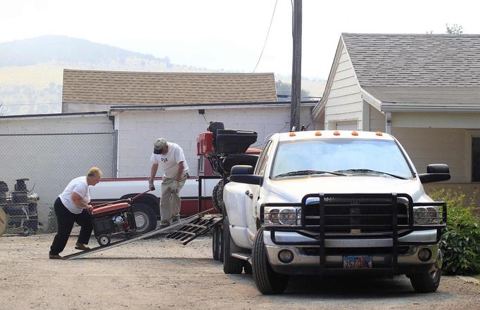 People load up their belongings after fire officials ordered the evacuation of Fairview, Utah as the Wood Hollow fire approaches the town June 26, 2012. More than 500 structures have been threatened by the Wood Hollow fire, forcing up to 1,500 people from homes. REUTERS/George Frey (UNITED STATES - Tags: ENVIRONMENT DISASTER) Published: Čer. 27, 2012, 12:12 dop.