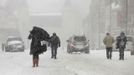 Pedestrians walk on a snow-covered street in Cambrai, northern France, March 12, 2013 as winter weather with snow and freezing temperatures returns to northern France. REUTERS/Pascal Rossignol (FRANCE - Tags: ENVIRONMENT) Published: Bře. 12, 2013, 9:43 dop.