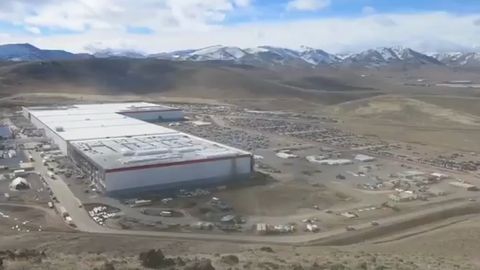Tesla Motors postavila novou gigatovárnu. Je to největší výrobna baterií na světě