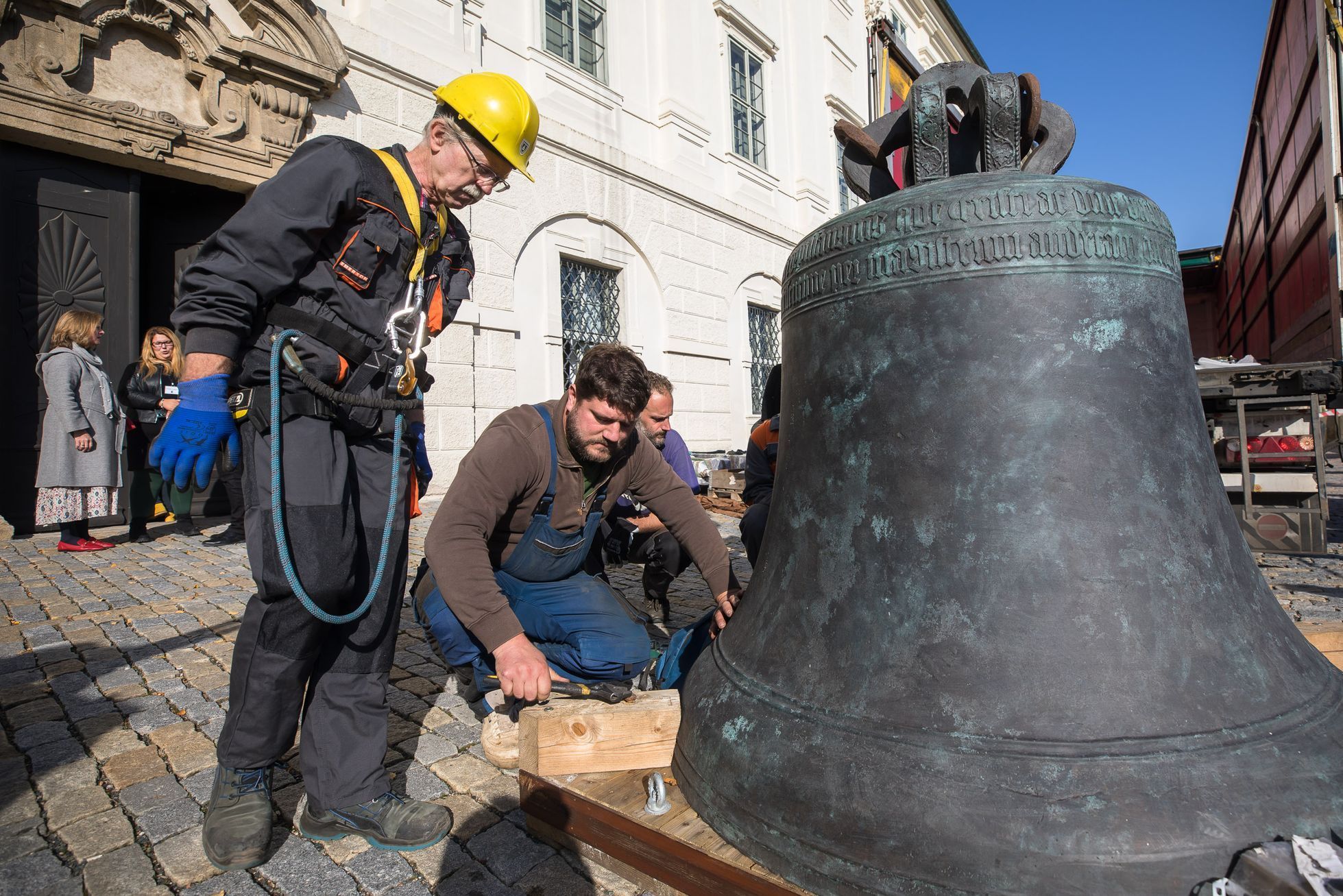 Kutná Hora, vrácení zvony Michal a Ludvík, bývala jezuitská kolej, GASK