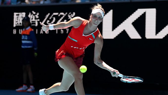 Třetí kolo Australian Open 2022 mezi Markétou Vondroušovou a Arynou Sabalenkovou.