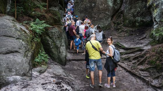 Tomáš Vocelka porotu zaujal fotoreportáží Příliš mnoho turistů, ve které zachytil davy návštěvníků ucpávajících skalní soutěsky v Adšpachu.