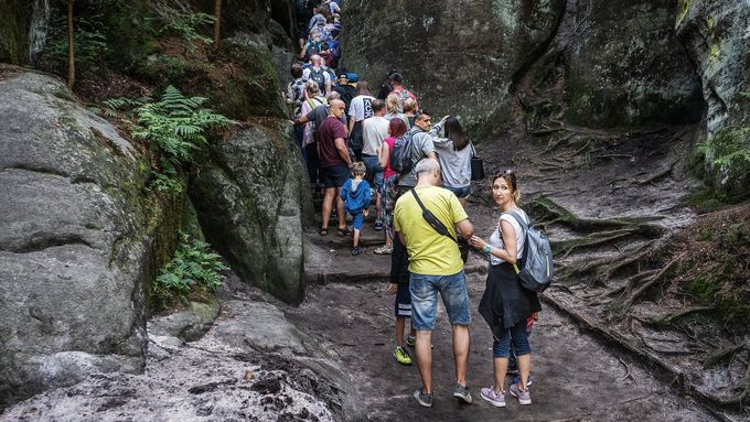 Tomáš Vocelka porotu zaujal fotoreportáží Příliš mnoho turistů, ve které zachytil davy návštěvníků ucpávajících skalní soutěsky v Adšpachu.