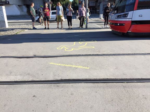 Kampaň 'Neskákej mi pod kola' na Hradčanské.