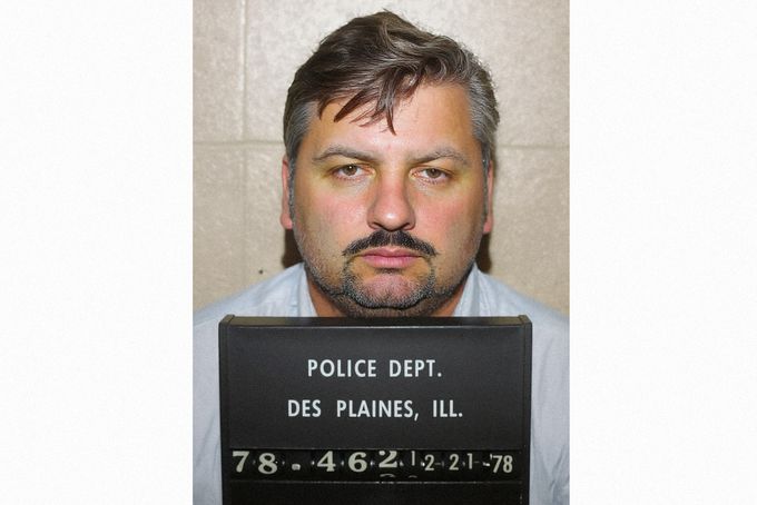 Policejní fotografie (mugshot) sériového vraha Johna Wayna Gacyho pořízená policejním oddělením v Des Plaines, Illinois, 21. prosince 1978. Kolorováno