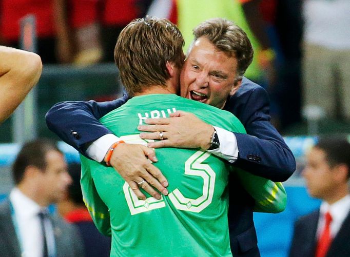 MS 2014, Nizozemsko-Kostarika: Tim Krul (23) a  trenér Louis van Gaal