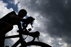 Motorky na závodě Kolem Belgie srazily 19 cyklistů, Belgičan Broeckx leží v kómatu